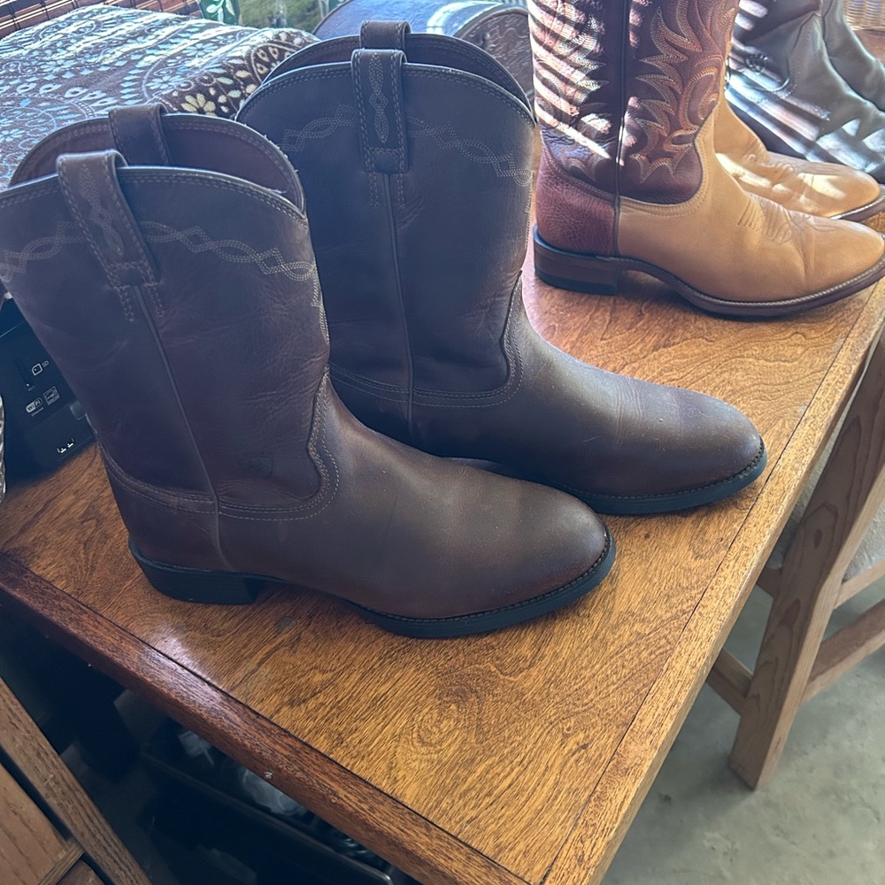 Ariat western boots .. like new ! Size 10